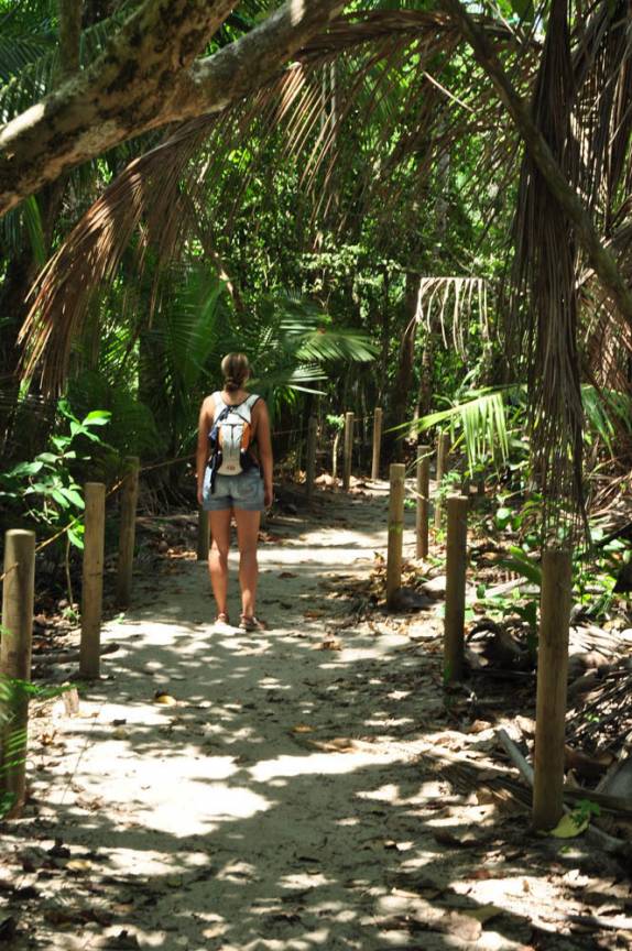 Percorrendo trilha costeira no Parque Nacional de Manuel Antonio, no litoral do Oceano Pacífico, na Costa Rica